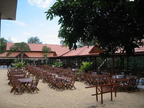 Bukit Keluang Beach Resort Kampung Raja Exterior photo